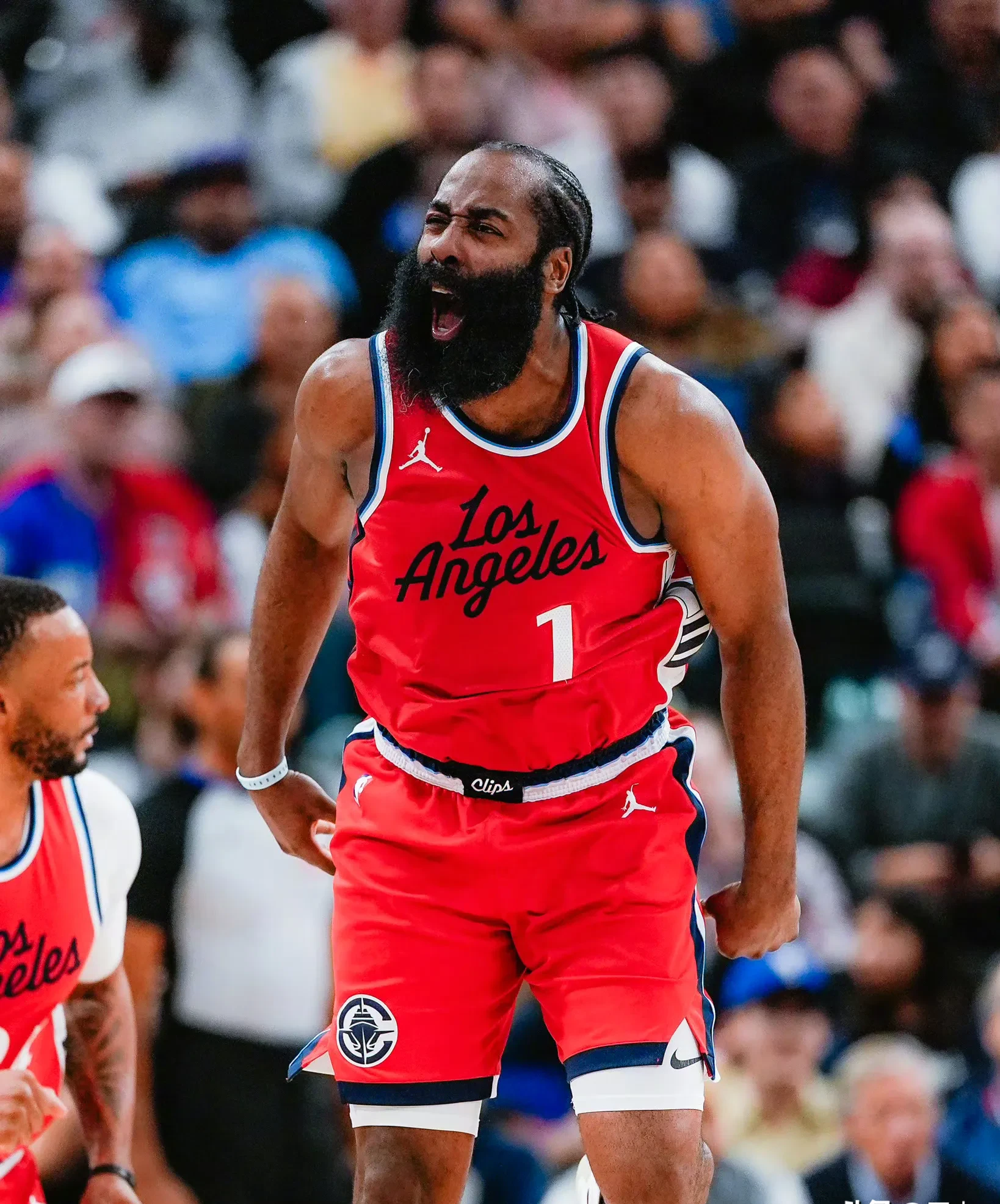 爱游戏- 哈登重要时刻大比分获胜,皇家马德里带队取胜!观众掌声雷动