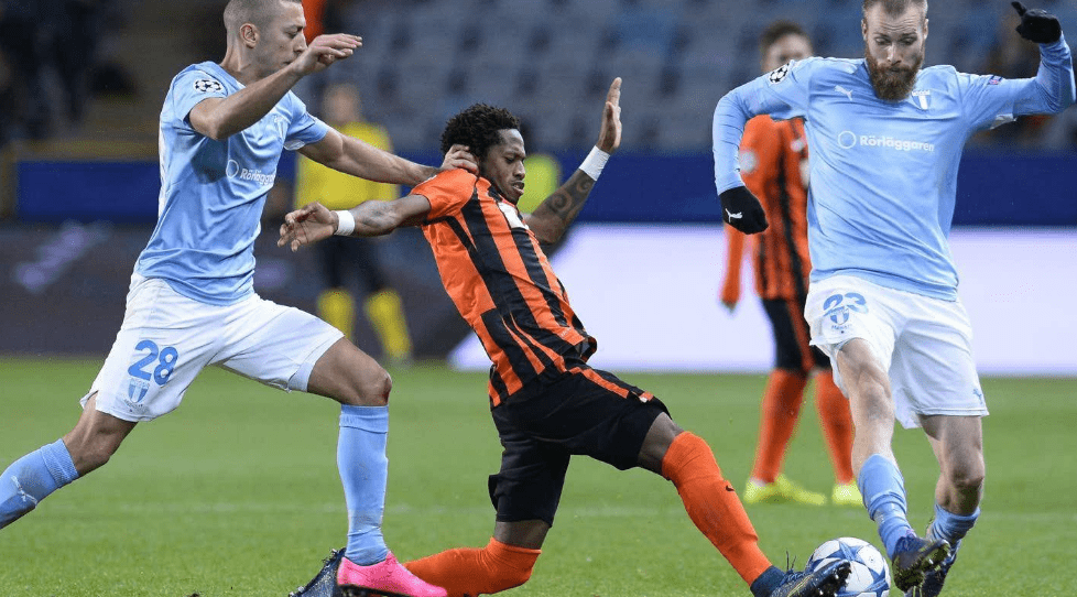 爱游戏体育-包含赛地聚焦——欧联国际比赛日热度飙升,夏洛特黄蜂再遭质疑,悬念犹存,临场指挥获称赞的词条