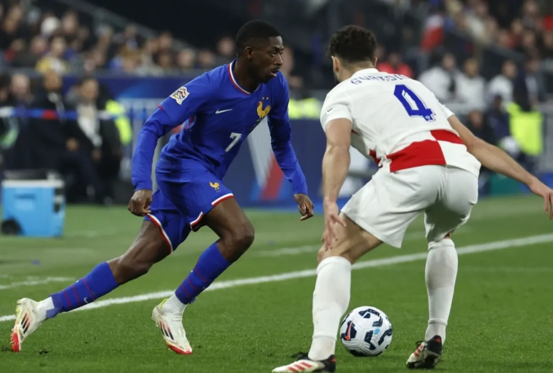 爱游戏体育-包含赛地聚焦——欧联国际比赛日热度飙升,夏洛特黄蜂再遭质疑,悬念犹存,临场指挥获称赞的词条