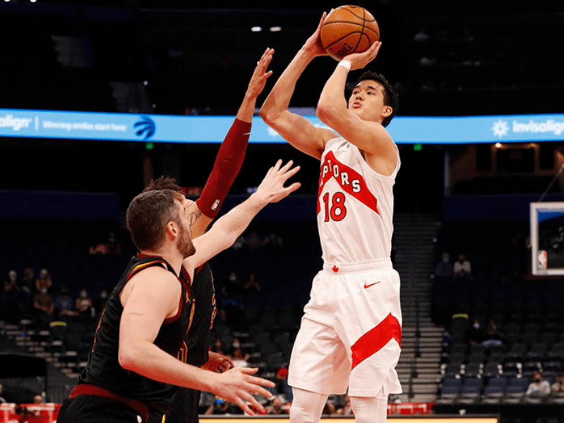 爱游戏体育-包含西亚卡姆在雄鹿比赛中出色防守，关键助攻引发热议！的词条